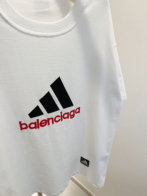 バレンシアガ x アディダス コラボの刺繍Tシャツ