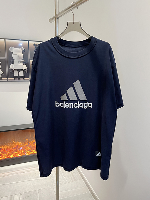 バレンシアガ x アディダス コラボの刺繍Tシャツ