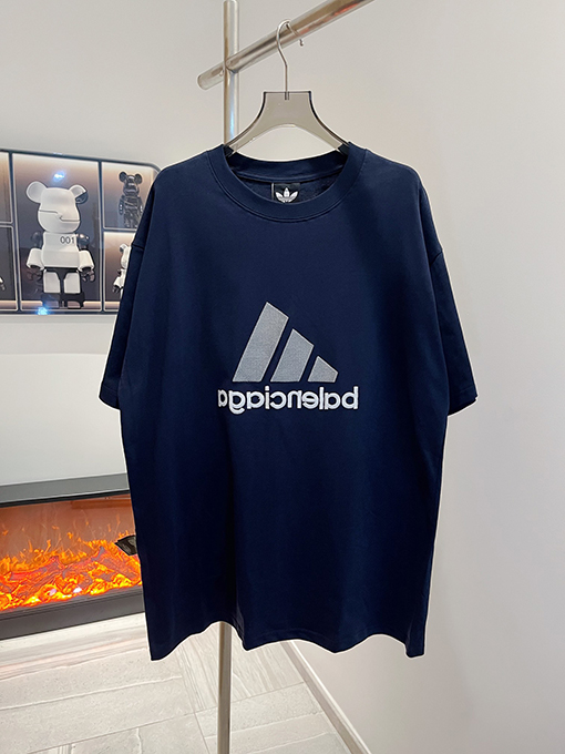 バレンシアガ x アディダス コラボの刺繍Tシャツ