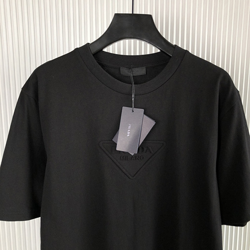 プラダ 半袖Tシャツ スーパーコピー 新作エンボス押しロゴ半袖Tシャツ。
