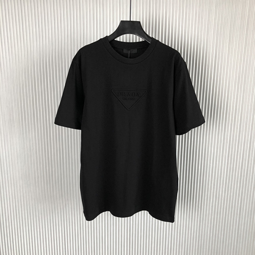 プラダ 半袖Tシャツ スーパーコピー 新作エンボス押しロゴ半袖Tシャツ。
