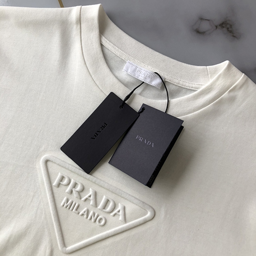 プラダ 半袖Tシャツ スーパーコピー 新作エンボス押しロゴ半袖Tシャツ。