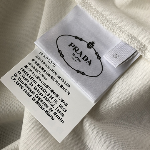 プラダ 半袖Tシャツ スーパーコピー  新作エンボス押しロゴ半袖Tシャツ。