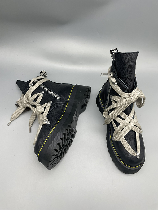 リックオウエンス シューズ スーパーコピー オーエンスの五芒星デザインとマーチンの定番シューズ