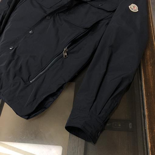 モンクレール ジャケット スーパーコピー MONCLER 個性的なジッパーデザインが特徴の新しいシャツスタイルジャケット