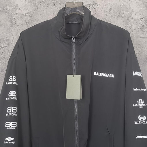バレンシアガ LOGOMANIA ALLOVER エンブレムコレクションのダンマク超ワイドフィットフーディージャケット