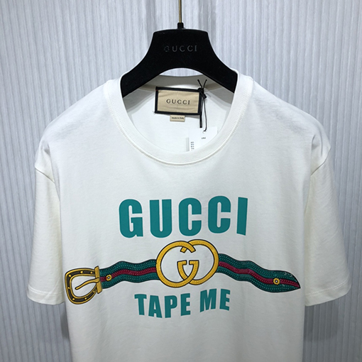 グッチ「Tape Me」プリントのビーズ刺繍半袖Tシャツ