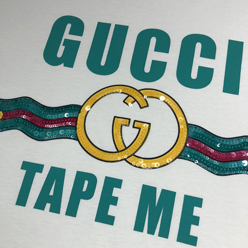 グッチ「Tape Me」プリントのビーズ刺繍半袖Tシャツ