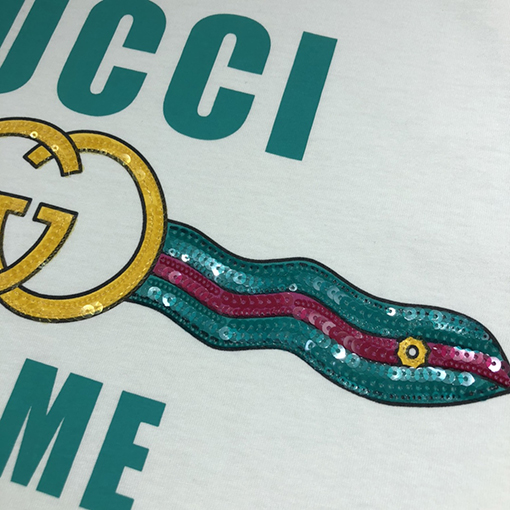 グッチ「Tape Me」プリントのビーズ刺繍半袖Tシャツ