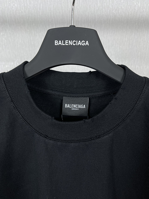 バレンシアガ 半袖Tシャツ スーパーコピー BALENCIAGA後ろ襟のリブ編みに刺繍された文字が特徴のヴィンテージ風Tシャツ