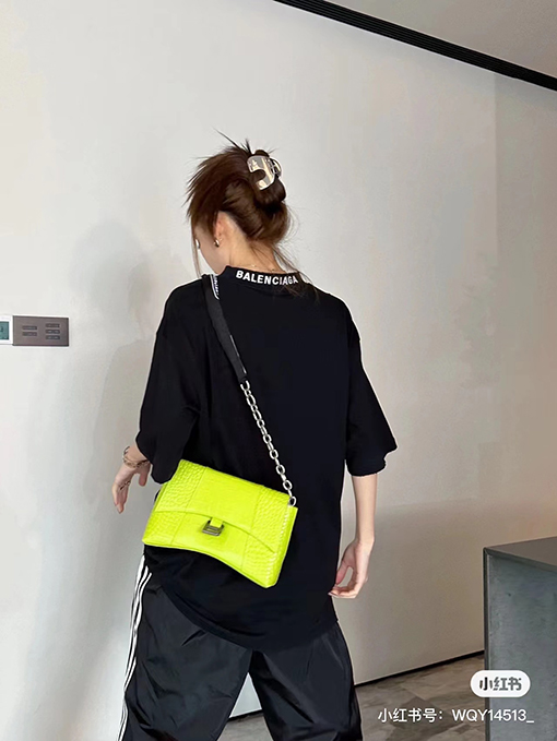 バレンシアガ 半袖Tシャツ スーパーコピー BALENCIAGA後ろ襟のリブ編みに刺繍された文字が特徴のヴィンテージ風Tシャツ