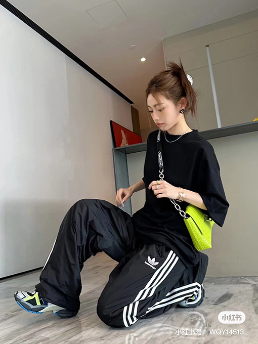 バレンシアガ 半袖Tシャツ スーパーコピー BALENCIAGA後ろ襟のリブ編みに刺繍された文字が特徴のヴィンテージ風Tシャツ