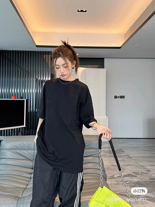 バレンシアガ 半袖Tシャツ スーパーコピー BALENCIAGA後ろ襟のリブ編みに刺繍された文字が特徴のヴィンテージ風Tシャツ