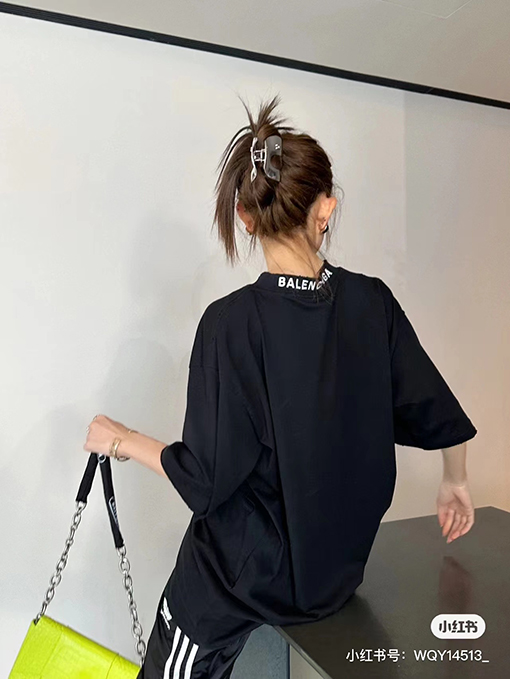 バレンシアガ 半袖Tシャツ スーパーコピー BALENCIAGA後ろ襟のリブ編みに刺繍された文字が特徴のヴィンテージ風Tシャツ