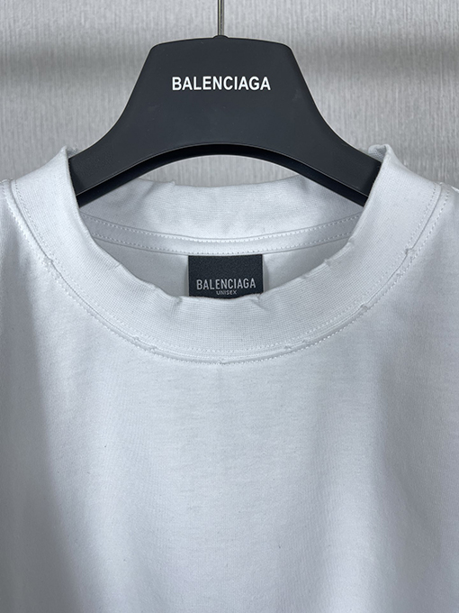 バレンシアガ 半袖Tシャツ スーパーコピー BALENCIAGA後ろ襟のリブ編みに刺繍された文字が特徴のヴィンテージ風Tシャツ