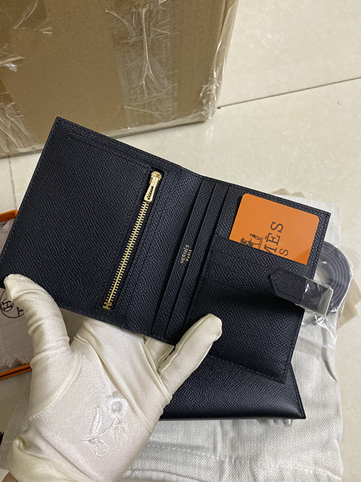 エルメス財布 スーパーコピー  HERMES ゴールドボタンの二つ折り財布