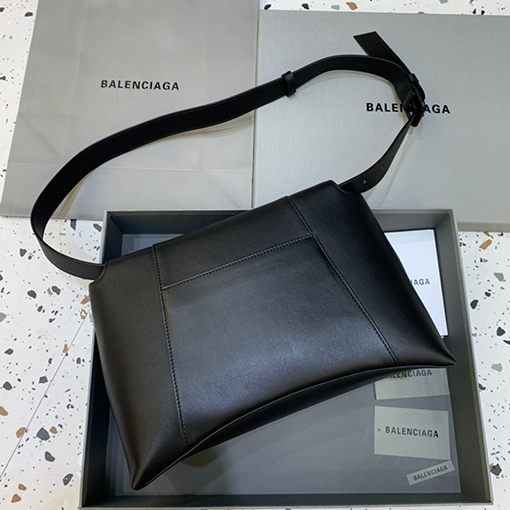 バレンシアガ ショルダーバッグスーパーコピー   今季注目のHourglassバッグ！独特の弧線形状で、一目で存在感を放つ