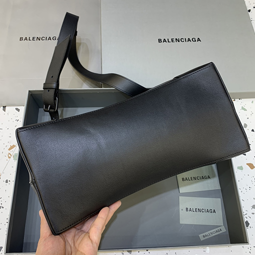 バレンシアガ ショルダーバッグスーパーコピー   今季注目のHourglassバッグ！独特の弧線形状で、一目で存在感を放つ