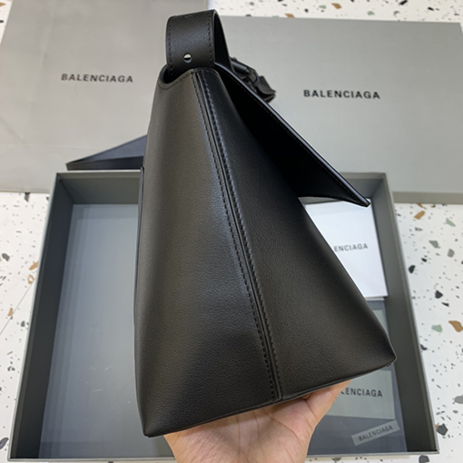 バレンシアガ ショルダーバッグスーパーコピー   今季注目のHourglassバッグ！独特の弧線形状で、一目で存在感を放つ