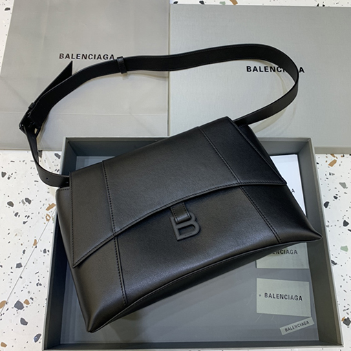 バレンシアガ ショルダーバッグスーパーコピー   今季注目のHourglassバッグ！独特の弧線形状で、一目で存在感を放つ