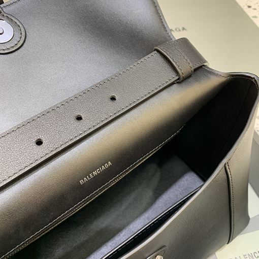 バレンシアガ ショルダーバッグスーパーコピー   今季注目のHourglassバッグ！独特の弧線形状で、一目で存在感を放つ