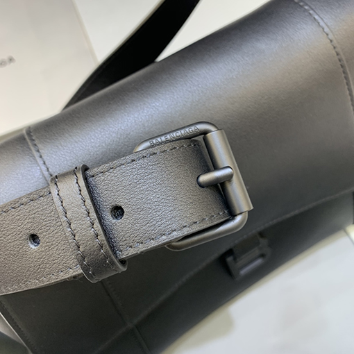 バレンシアガ ショルダーバッグスーパーコピー   今季注目のHourglassバッグ！独特の弧線形状で、一目で存在感を放つ