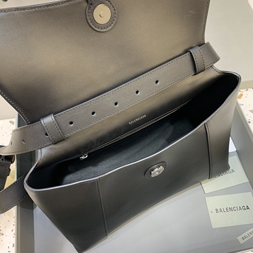 バレンシアガ ショルダーバッグスーパーコピー   今季注目のHourglassバッグ！独特の弧線形状で、一目で存在感を放つ