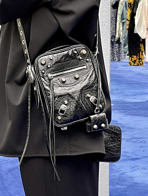 バレンシアガ ショルダーバッグスーパーコピー シンプルで上質なデザインが魅力的な男性向けショルダーバッグ！