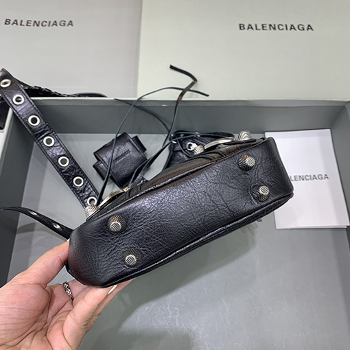 バレンシアガ ショルダーバッグスーパーコピー シンプルで上質なデザインが魅力的な男性向けショルダーバッグ！