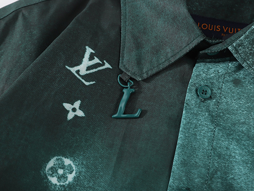 ルイヴィトン シャツ Louis Vuitton ボタンとロゴチャームが魅力の染め加工カラーシャツ