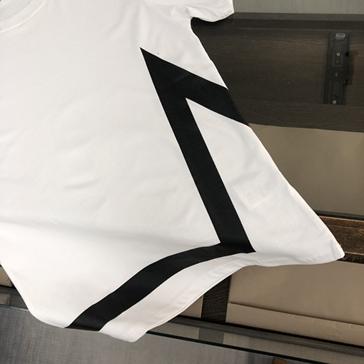 モンクレール 半袖Tシャツ スーパーコピー MONCLER 特別な柔らかさと快適さを持つ専門店シリーズの純綿Tシャツ