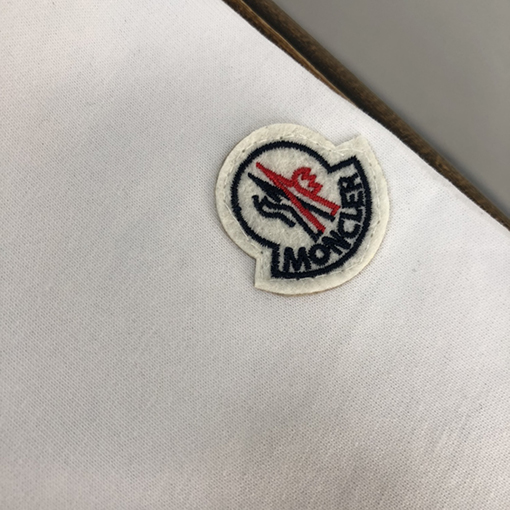モンクレール 半袖Tシャツ スーパーコピー MONCLER 特別な柔らかさと快適さを持つ専門店シリーズの純綿Tシャツ