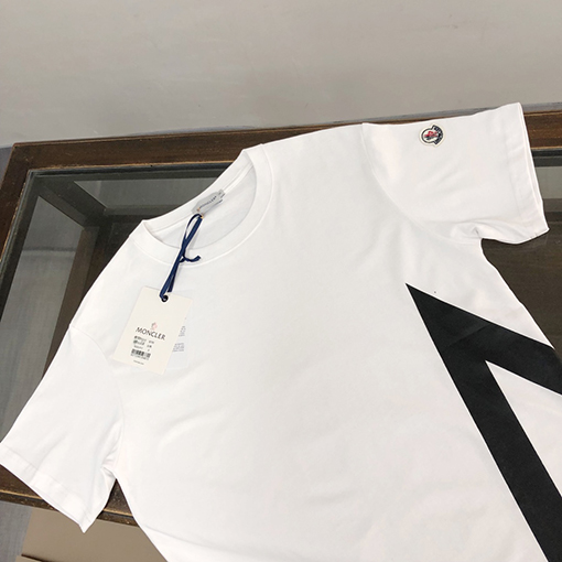 モンクレール 半袖Tシャツ スーパーコピー MONCLER 特別な柔らかさと快適さを持つ専門店シリーズの純綿Tシャツ