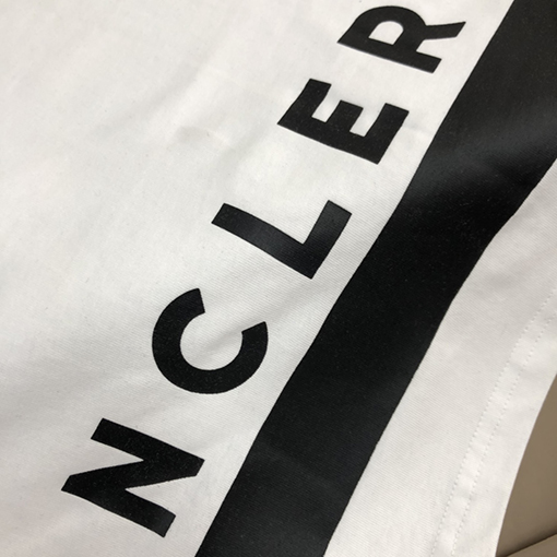 モンクレール 半袖Tシャツ スーパーコピー MONCLER 特別な柔らかさと快適さを持つ専門店シリーズの純綿Tシャツ