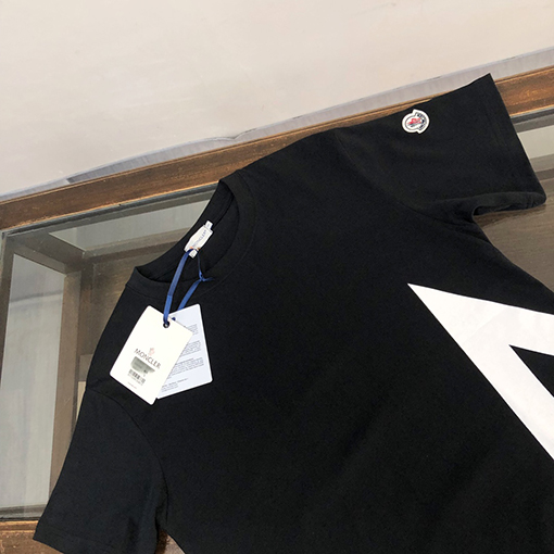 モンクレール 半袖Tシャツ スーパーコピー MONCLER 特別な柔らかさと快適さを持つ専門店シリーズの純綿Tシャツ