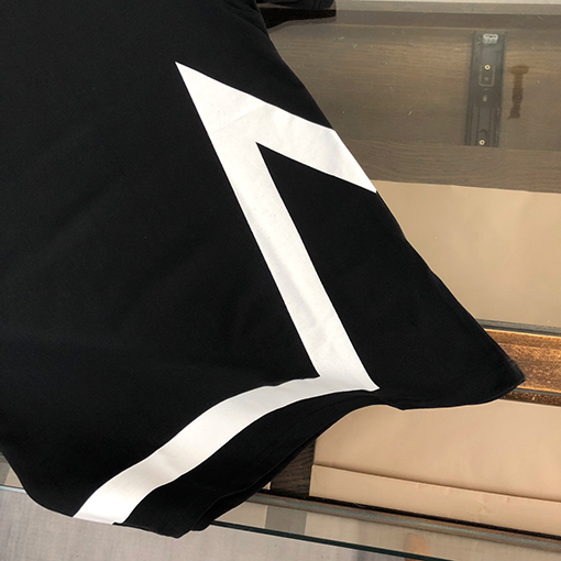 モンクレール 半袖Tシャツ スーパーコピー MONCLER 特別な柔らかさと快適さを持つ専門店シリーズの純綿Tシャツ