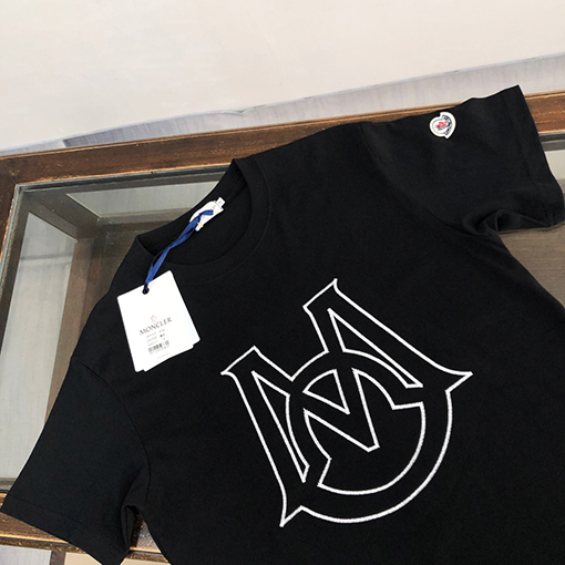 モンクレール 半袖Tシャツ コピー ファッションの代表的存在 繊細なの特徴的な前後のプリントデザインを施したTシャツ