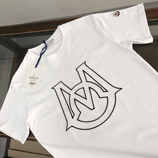 モンクレール 半袖Tシャツ コピー ファッションの代表的存在 繊細なの特徴的な前後のプリントデザインを施したTシャツ