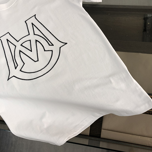 モンクレール 半袖Tシャツ コピー ファッションの代表的存在 繊細なの特徴的な前後のプリントデザインを施したTシャツ
