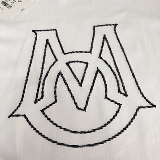 モンクレール 半袖Tシャツ コピー ファッションの代表的存在 繊細なの特徴的な前後のプリントデザインを施したTシャツ