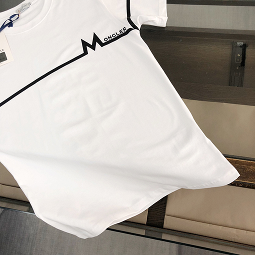 モンクレール 半袖Tシャツ スーパーコピー 心地よさと通気性が抜群 スタイリッシュかつ耐久性のある万能アイテム
