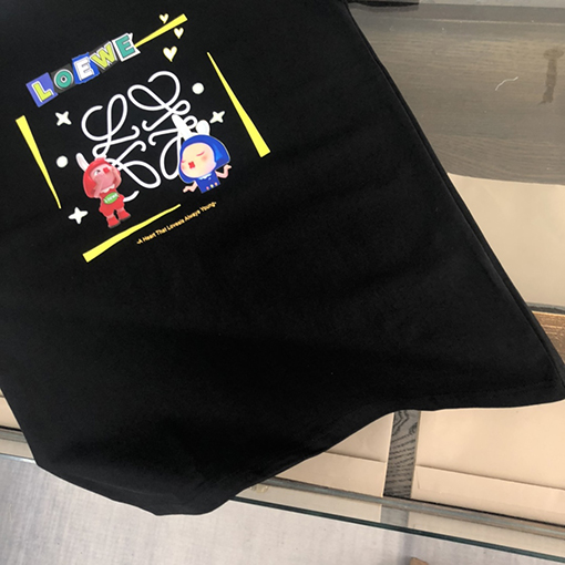 ロエベ 半袖Tシャツ コピー LOEWE 繊細なエンボスロゴデザイン!手触りの良さと通気性を兼ね備えた最先端のスタイリッシュTシャツ!