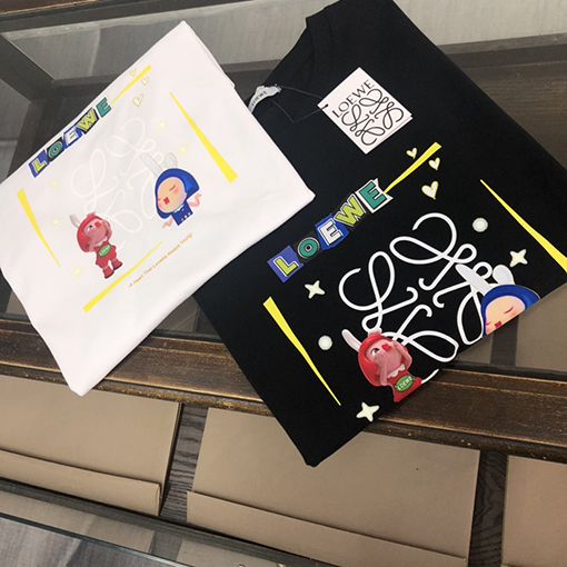 ロエベ 半袖Tシャツ コピー LOEWE 繊細なエンボスロゴデザイン!手触りの良さと通気性を兼ね備えた最先端のスタイリッシュTシャツ!