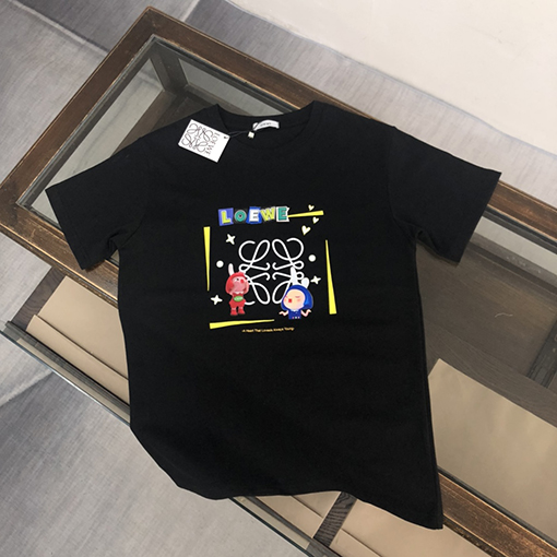 ロエベ 半袖Tシャツ コピー LOEWE 繊細なエンボスロゴデザイン!手触りの良さと通気性を兼ね備えた最先端のスタイリッシュTシャツ!