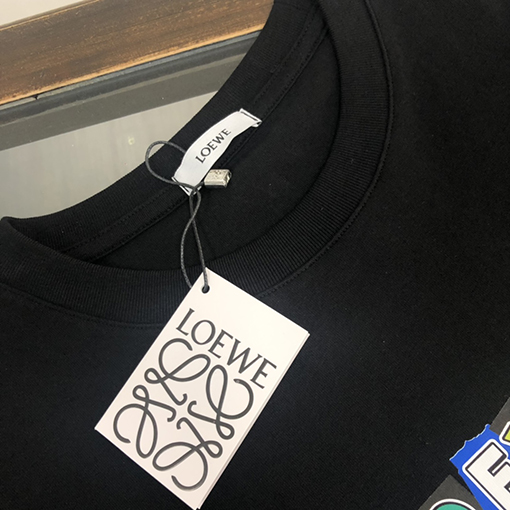 ロエベ 半袖Tシャツ コピー LOEWE 繊細なエンボスロゴデザイン!手触りの良さと通気性を兼ね備えた最先端のスタイリッシュTシャツ!