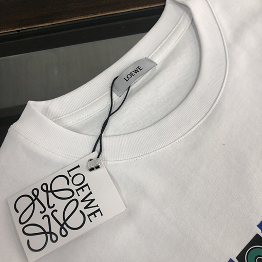 ロエベ 半袖Tシャツ コピー LOEWE 繊細なエンボスロゴデザイン!手触りの良さと通気性を兼ね備えた最先端のスタイリッシュTシャツ!