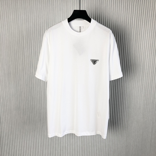 プラダ 夏の新作!個性的なトライアングルロゴが特徴のゆったり短袖Tシャツ