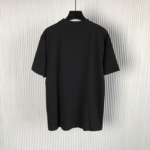 プラダ 夏の新作!個性的なトライアングルロゴが特徴のゆったり短袖Tシャツ