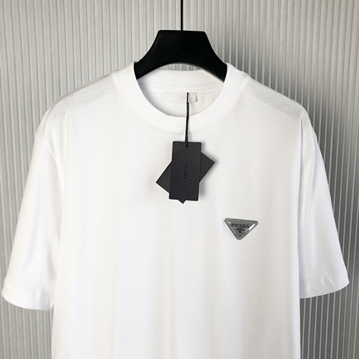 プラダ 夏の新作!個性的なトライアングルロゴが特徴のゆったり短袖Tシャツ
