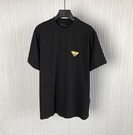 プラダ 夏の新作!個性的なトライアングルロゴが特徴のゆったり短袖Tシャツ